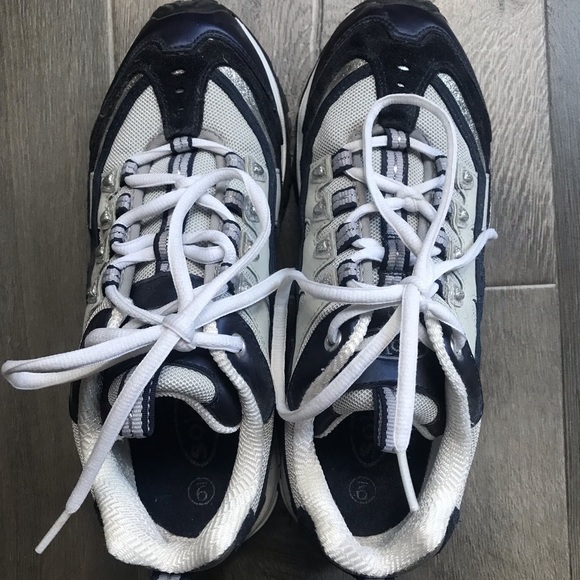 Women’s Soho Tennis Shoes | Size 9 - Picture 7 of 12